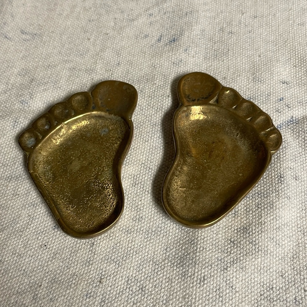 Tiny brass feet ashtrays.